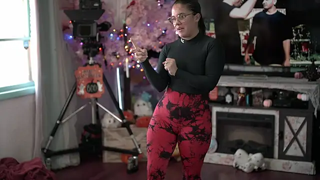 Nikki Torres online show from 10-20-25, 05:24