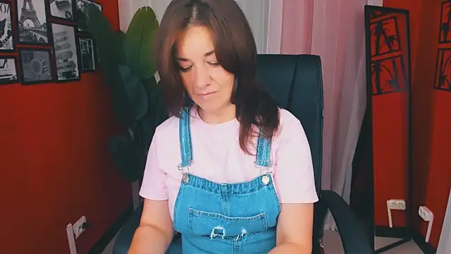 Snapshot of AnaMills chatting on 09-11-25, 03:01 AnaMills online show from 09-11-25, 03:01