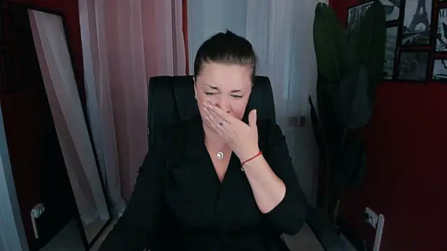 Snapshot of AnaMills chatting on 09-16-25, 10:05 AnaMills online show from 09-16-25, 10:05