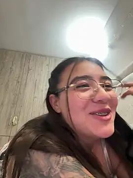 Snapshot of vaneelee chatting on 11-25-25, 03:28 vaneelee online show from 11-25-25, 03:28