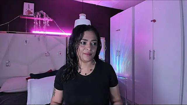 Inndrahot online show from 12-16-25, 03:44