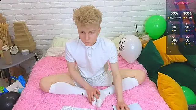 Snapshot of LandelRay chatting on 03-15-25, 08:54 LandelRay online show from 03-15-25, 08:54