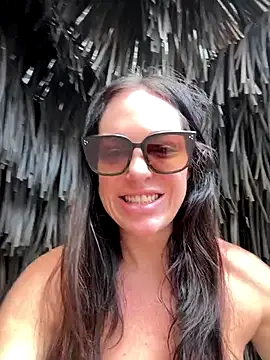 Snapshot of LilliThelo chatting on 12-15-25, 04:06 LilliThelo online show from 12-15-25, 04:06