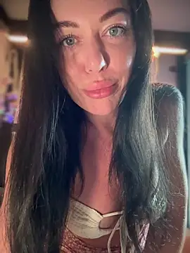 Snapshot of LilliThelo chatting on 12-17-25, 06:52 LilliThelo online show from 12-17-25, 06:52