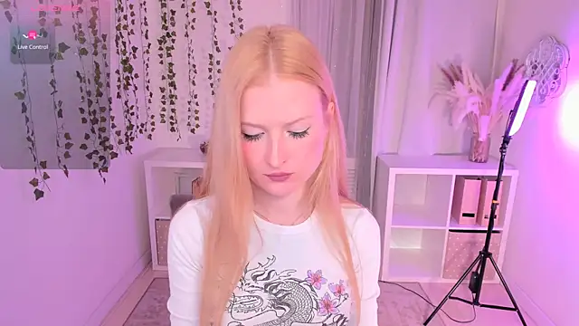 Snapshot of Laly_Peach chatting on 12-23-24, 03:23 Laly Peach online show from 12-23-24, 03:23