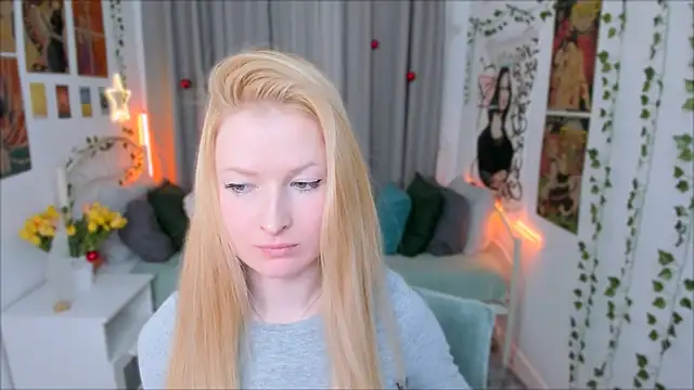 Snapshot of Laly_Peach chatting on 12-24-24, 07:00 Laly Peach online show from 12-24-24, 07:00