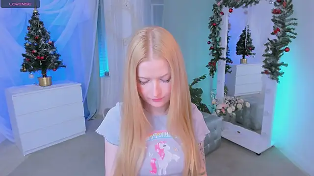 Snapshot of Laly_Peach chatting on 01-06-25, 04:13 Laly Peach online show from 01-06-25, 04:13