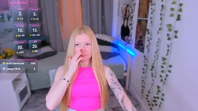 Snapshot of Laly_Peach chatting on 01-15-25, 03:18 Laly Peach online show from 01-15-25, 03:18