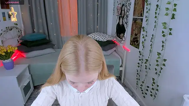 Snapshot of Laly_Peach chatting on 01-21-25, 03:43 Laly Peach online show from 01-21-25, 03:43