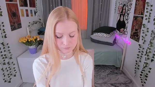 Snapshot of Laly_Peach chatting on 02-23-25, 04:13 Laly Peach online show from 02-23-25, 04:13