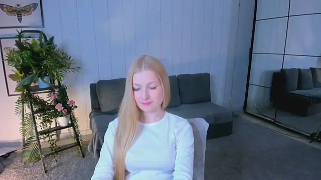 Snapshot of Laly_Peach chatting on 02-24-25, 04:15 Laly Peach online show from 02-24-25, 04:15