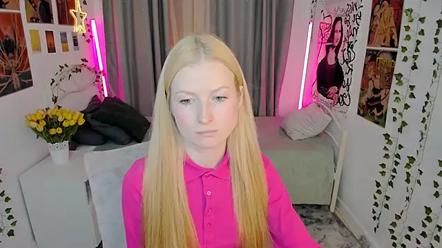 Snapshot of Laly_Peach chatting on 10-19-25, 04:07 Laly Peach online show from 10-19-25, 04:07