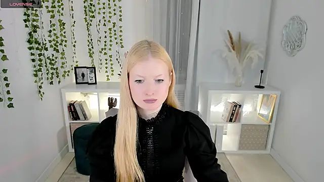 Snapshot of Laly_Peach chatting on 11-14-25, 12:37 Laly Peach online show from 11-14-25, 12:37