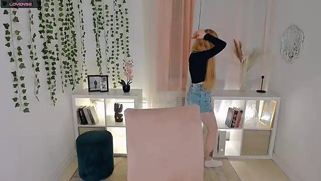 Snapshot of Laly_Peach chatting on 11-21-25, 04:16 Laly Peach online show from 11-21-25, 04:16