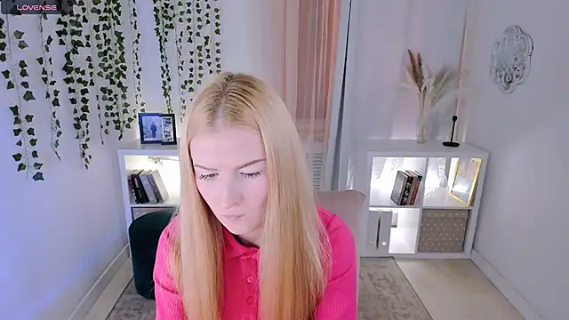 Snapshot of Laly_Peach chatting on 11-22-25, 12:04 Laly Peach online show from 11-22-25, 12:04