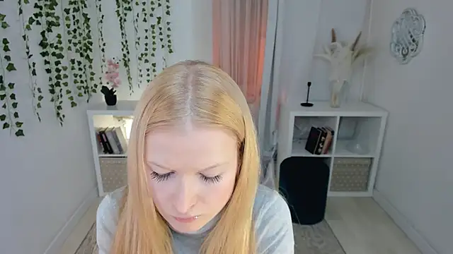 Snapshot of Laly_Peach chatting on 12-04-25, 04:38 Laly Peach online show from 12-04-25, 04:38