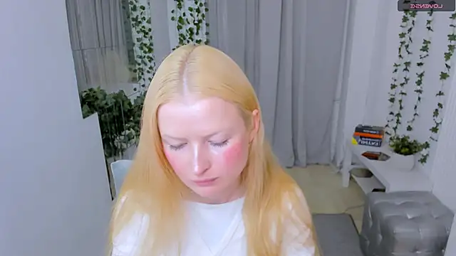 Snapshot of Laly_Peach chatting on 05-27-26, 11:07 Laly Peach online show from 05-27-26, 11:07