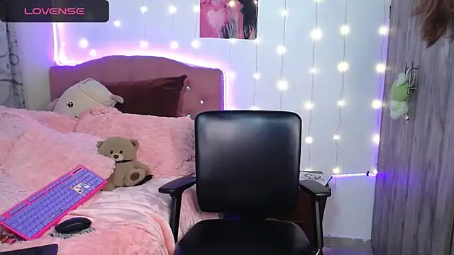 Snapshot of camy_doll chatting on 11-26-25, 08:32 camy doll online show from 11-26-25, 08:32