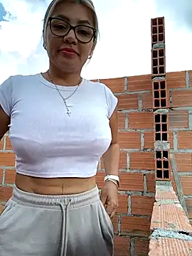 Snapshot of DIANITA_1988 chatting on 02-19-25, 07:48 DIANITA 1988 online show from 02-19-25, 07:48