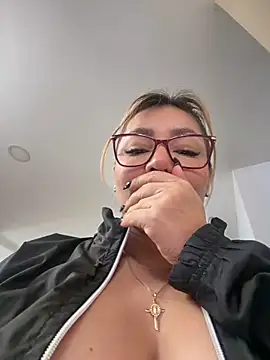 Snapshot of DIANITA_1988 chatting on 04-22-26, 02:40 DIANITA 1988 online show from 04-22-26, 02:40