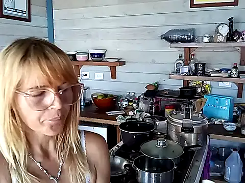 Snapshot of Luna-Natural chatting on 01-15-25, 06:51 Luna-Natural online show from 01-15-25, 06:51