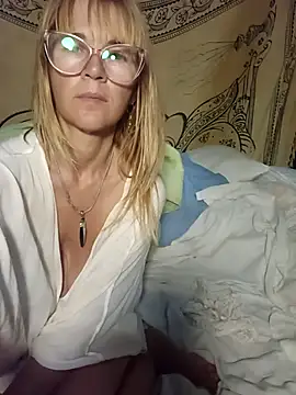 Snapshot of Luna-Natural chatting on 02-13-25, 04:00 Luna-Natural online show from 02-13-25, 04:00