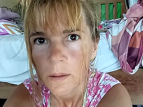 Snapshot of Luna-Natural chatting on 03-05-25, 05:29 Luna-Natural online show from 03-05-25, 05:29