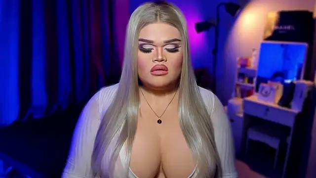 Snapshot of KarolinaThompson chatting on 12-13-24, 10:19 KarolinaThompson online show from 12-13-24, 10:19