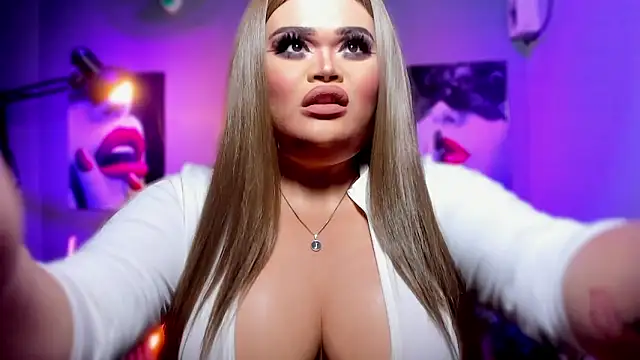 Snapshot of KarolinaThompson chatting on 09-25-25, 06:22 KarolinaThompson online show from 09-25-25, 06:22