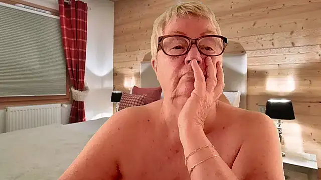 GrannyChrissy68 online show from 04-01-26, 01:41