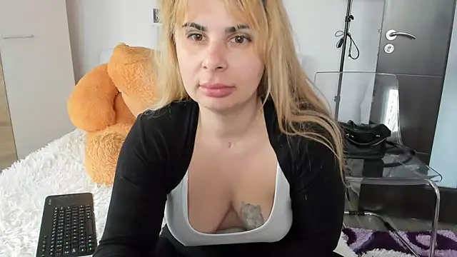 Snapshot of sweetemy4u chatting on 01-21-25, 11:35 sweetemy4u online show from 01-21-25, 11:35