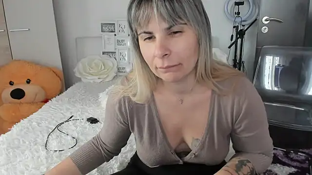 Snapshot of sweetemy4u chatting on 11-18-25, 10:09 sweetemy4u online show from 11-18-25, 10:09