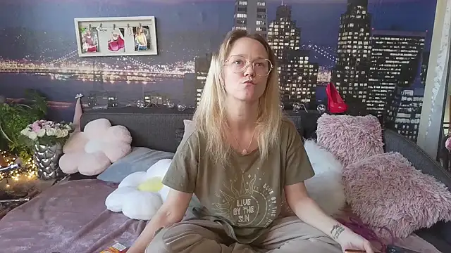 Snapshot of little-leni chatting on 03-09-25, 03:27 little-leni online show from 03-09-25, 03:27