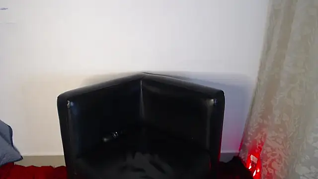 Snapshot of AmeliPonce chatting on 09-28-25, 01:22 AmeliPonce online show from 09-28-25, 01:22