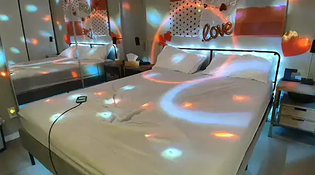 Snapshot of MikyFoxx chatting on 02-14-25, 09:13 MikyFoxx online show from 02-14-25, 09:13