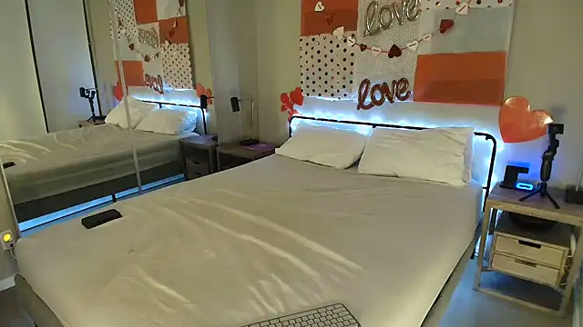 Snapshot of MikyFoxx chatting on 02-18-25, 02:49 MikyFoxx online show from 02-18-25, 02:49