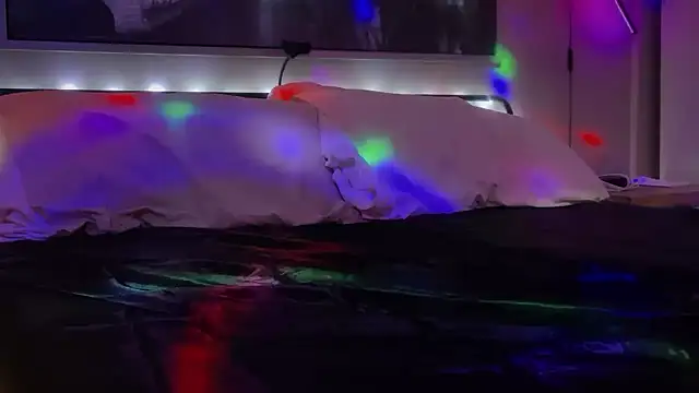 Snapshot of MikyFoxx chatting on 10-23-25, 09:30 MikyFoxx online show from 10-23-25, 09:30