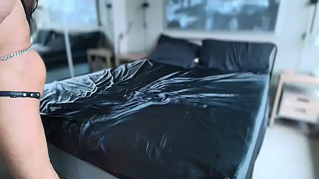 Snapshot of MikyFoxx chatting on 12-16-25, 10:37 MikyFoxx online show from 12-16-25, 10:37