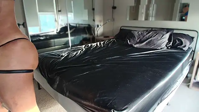 Snapshot of MikyFoxx chatting on 12-17-25, 10:38 MikyFoxx online show from 12-17-25, 10:38