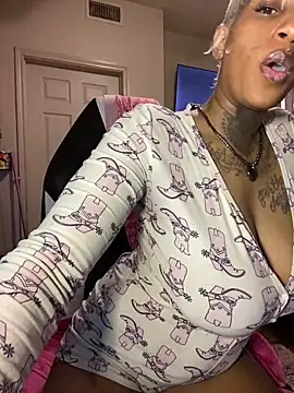 Snapshot of MzParker chatting on 02-19-25, 06:32 MzParker online show from 02-19-25, 06:32