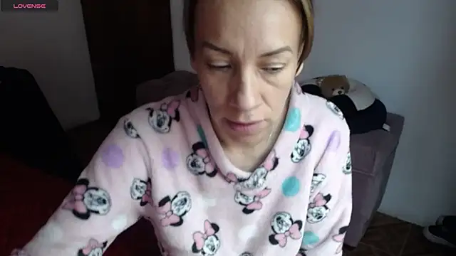 cristin doll  online show from 10-26-25, 04:35