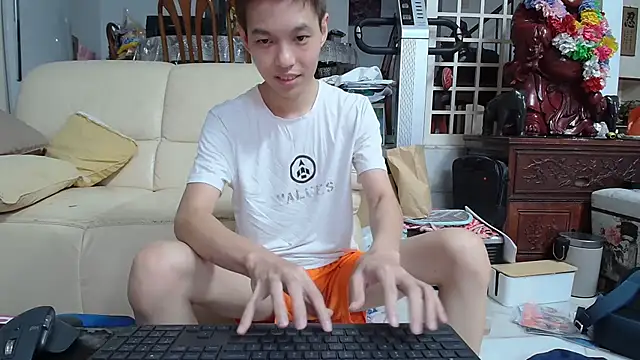 Snapshot of andrewooi chatting on 01-14-25, 04:29 andrewooi online show from 01-14-25, 04:29