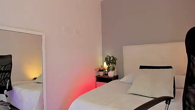 NataliaBuiles online show from 10-15-25, 04:18