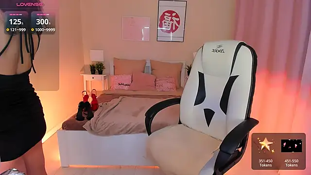 Snapshot of HelenaRegal chatting on 11-14-25, 01:54 HelenaRegal online show from 11-14-25, 01:54