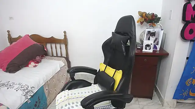 yeslluisa online show from 07-12-26, 01:46