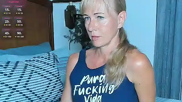 Snapshot of Christine_35 chatting on 10-20-25, 12:27 Christine 35 online show from 10-20-25, 12:27