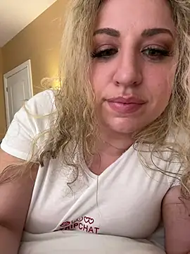 Snapshot of miamellycious chatting on 02-04-25, 10:00 miamellycious online show from 02-04-25, 10:00