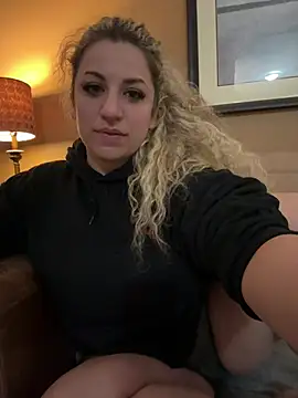 Snapshot of miamellycious chatting on 02-06-25, 10:04 miamellycious online show from 02-06-25, 10:04