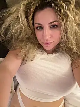 Snapshot of miamellycious chatting on 02-21-25, 08:18 miamellycious online show from 02-21-25, 08:18