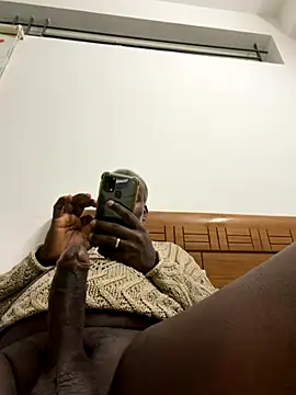 Snapshot of strongguyindia chatting on 11-30-25, 07:40 strongguyindia online show from 11-30-25, 07:40